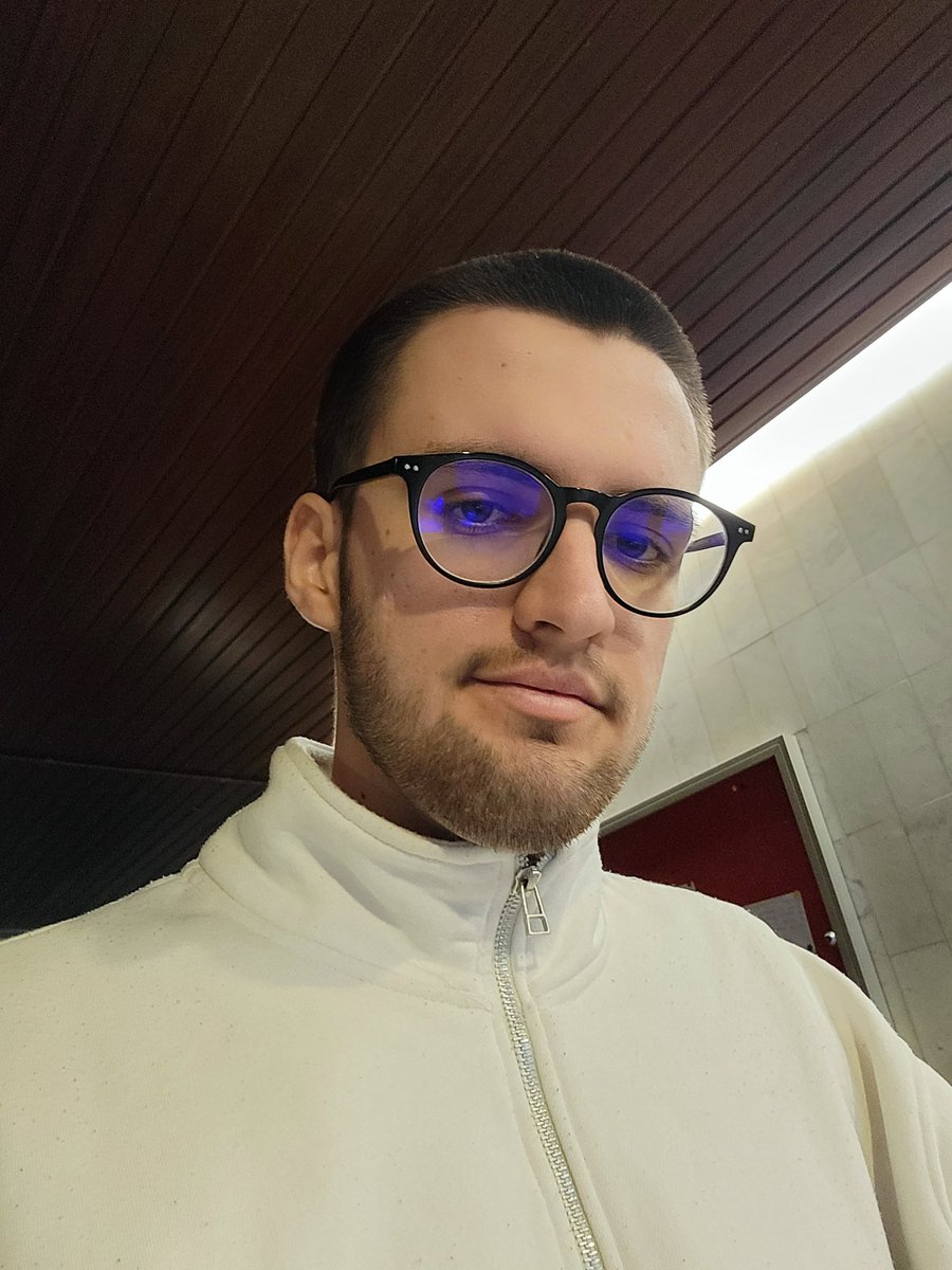 Avion pour la Corée 🇰🇷aujourd'hui a midi trop hype.
Je devrai commencer les stream dans 1 semaine.
Pour ceux qui ont pas suivi j y vais 4 mois pour mes études et au passage on va stream et passer chall en bien