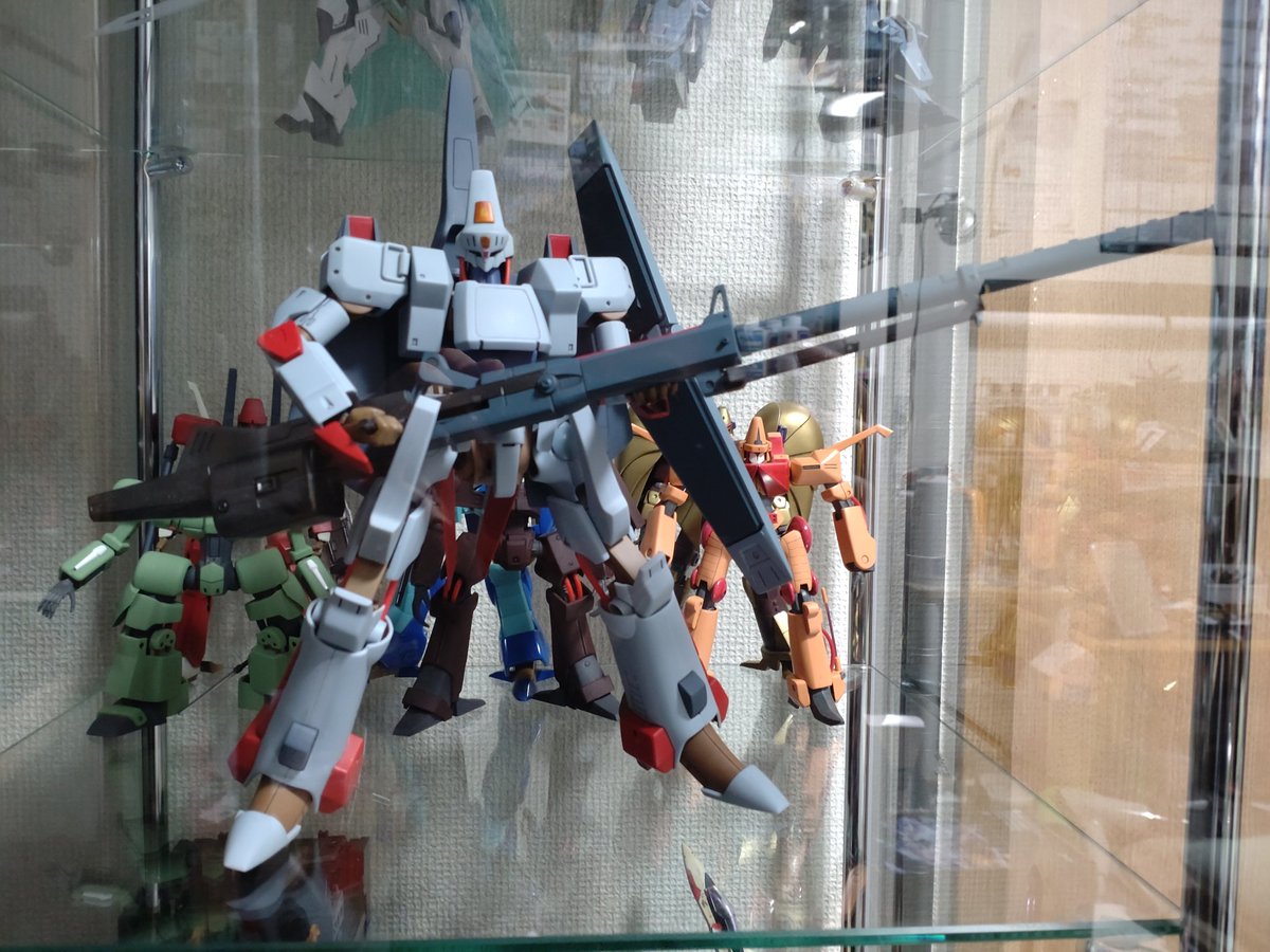 martis38's tweet photo. ガラスケース買った記念。
エルガイムMK-IIはフルアクションが一番かっこいいと思う。 https://t.co/aag9gUthL3