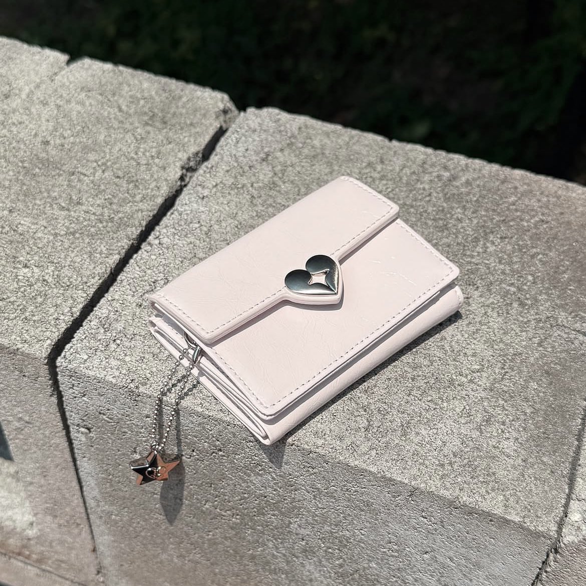 themikamako's tweet photo. 🍧Fennec hearty wallet(🇰🇷) — แบรนด์นี้เขายืนหนึ่งเรื่องกระเป๋าตังค์อยู่แล้ว แล้วรุ่นนี้สี blossom คือที่! สีน่ารักมาก🤏🏻🪽

▫️https://t.co/IXMdzBHHka https://t.co/pmpOYoQAe8