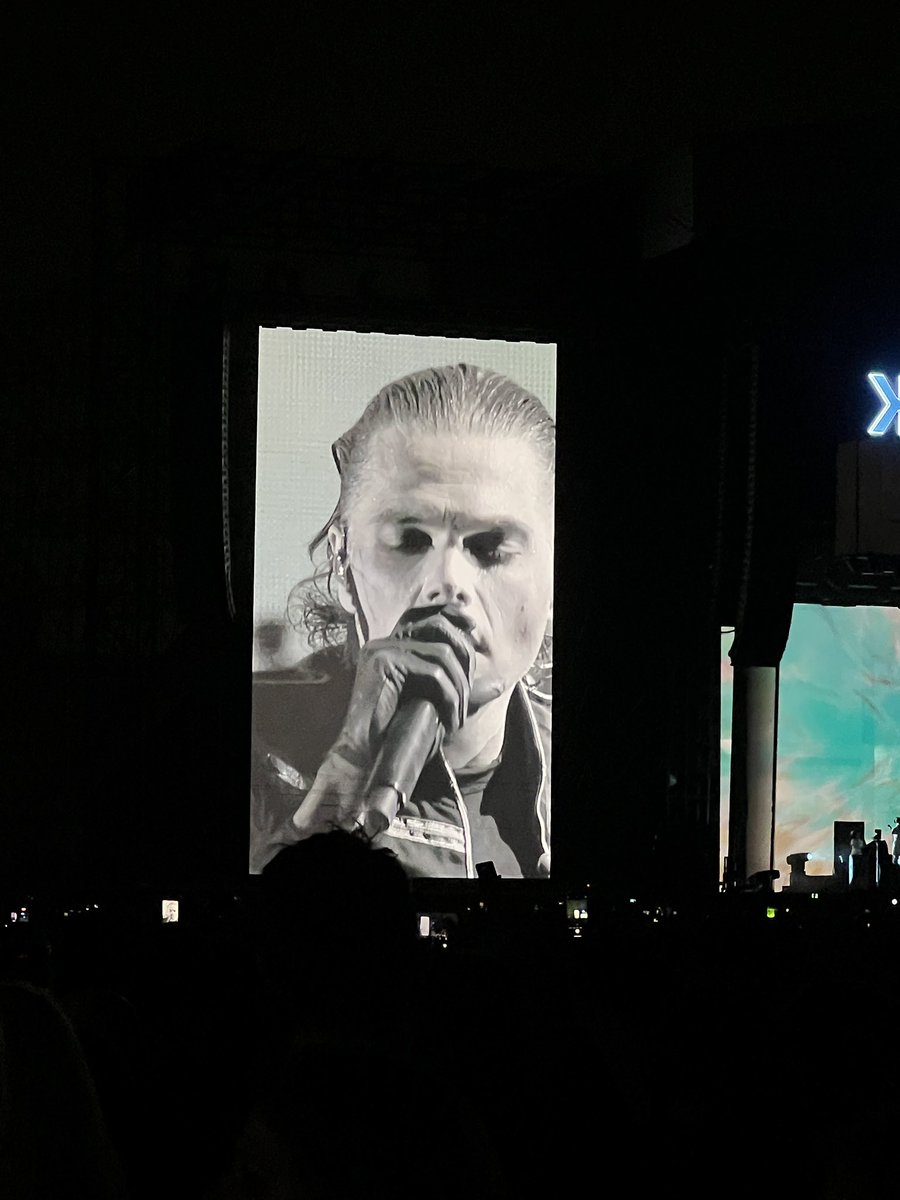 batmanlover127's tweet photo. el mejor día de mi vida 😭
#MCRMEXICO https://t.co/oanEFsaawI