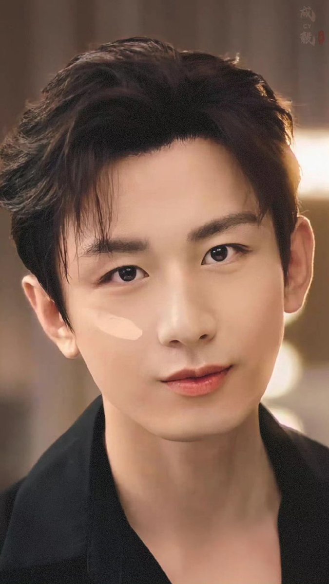 Cahaya menjadi saksi, tahun demi tahun membentuk keteguhan diri. Peluang, tantangan, dan transformasi 2025 jadi pijakan kuat bagi Cheng Yi. Langkah tak berhenti, mimpi tetap menyala. 2026, kisah lebih luas dan menyentuh siap ia tuliskan lewat karya. #ChengYi #GuoguoIndonesia