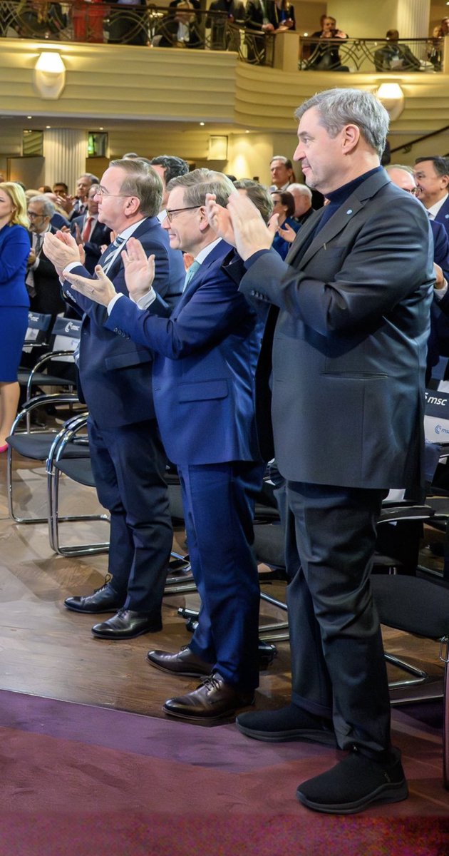 Sunnymica's tweet image. Erst klatschen, dann gehorchen
Keine 24 Stunden nach Rubios Standing Ovations in München kommt die Quittung. Meloni, die engste Trump-Verbündete in der EU, verkündet: Italien tritt Trumps Board of Peace bei. Als „Beobachter“, wie sie betont. Was für ein Zufall.

Dieses Board of