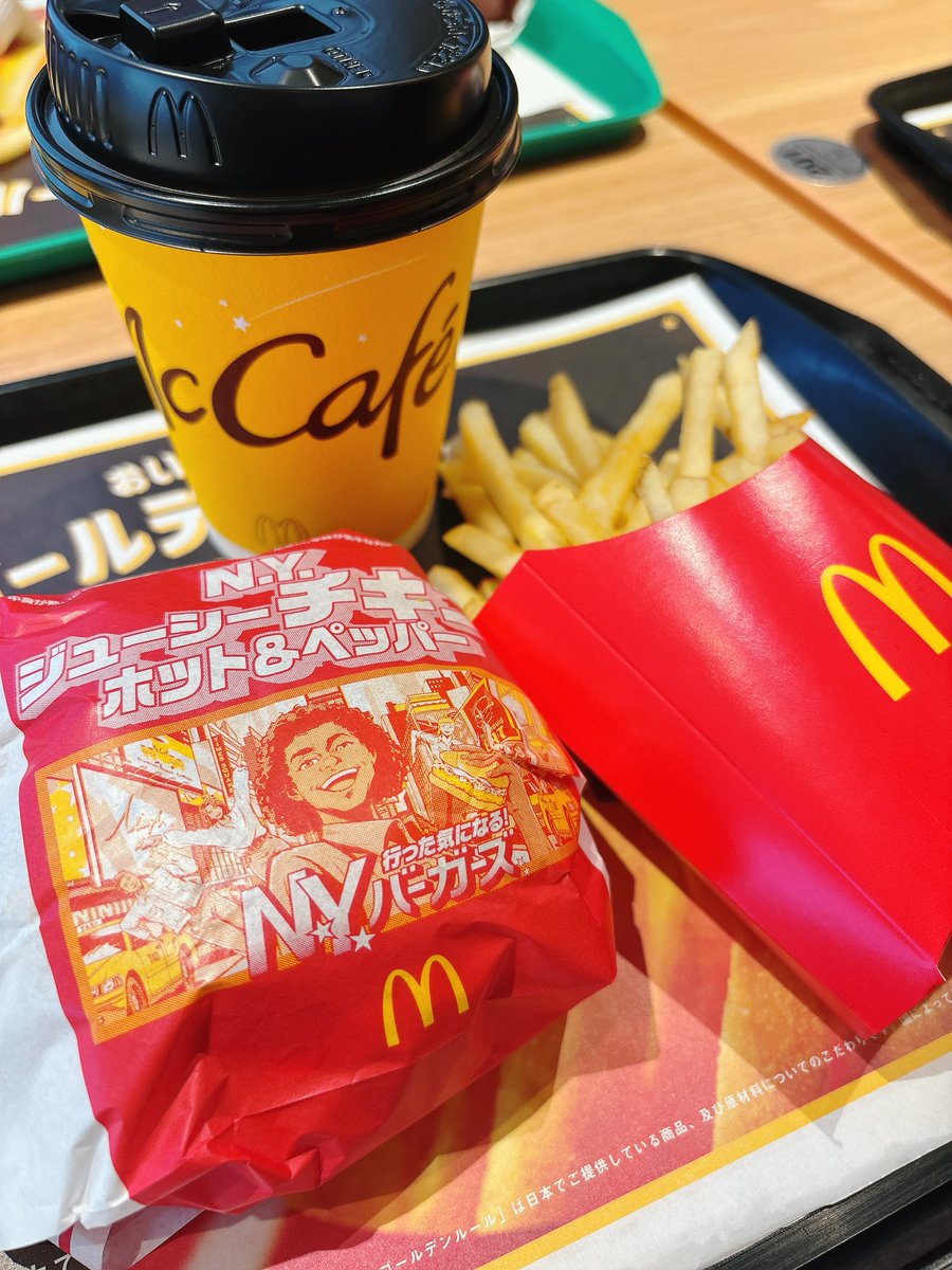 Palet_Takako's tweet photo. ライブ後の打ち上げマック🍔

限定のNYバーガーズ😋
N.Y.ジューシーチキンホット＆ペッパー🍗
今日は松村くんも巻き添い🥳

#虹彩インコ #にじいろライブ #打ち上げ #マック #マクドナルド #ハンバーガー #ジューシーチキン #NYバーガーズ https://t.co/NVZRPqbatD