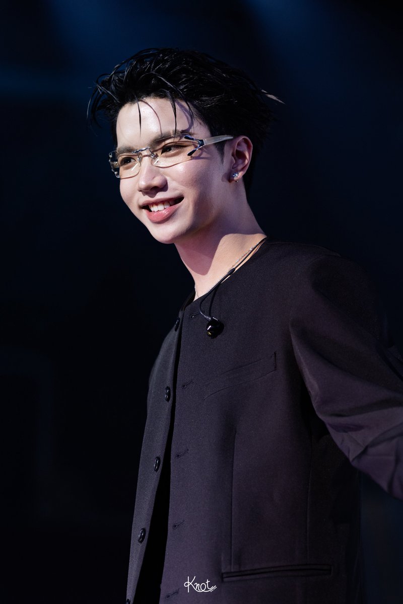 nn_tand's tweet photo. หนุ่มตี๋ใส่แว่น คิ้วบาก ติ๊กถูกหมดทุกข้อ

CLOVER RISE AS ONE
#RISERCONCERTD3 #keenkeno https://t.co/0ZrzvXYOix