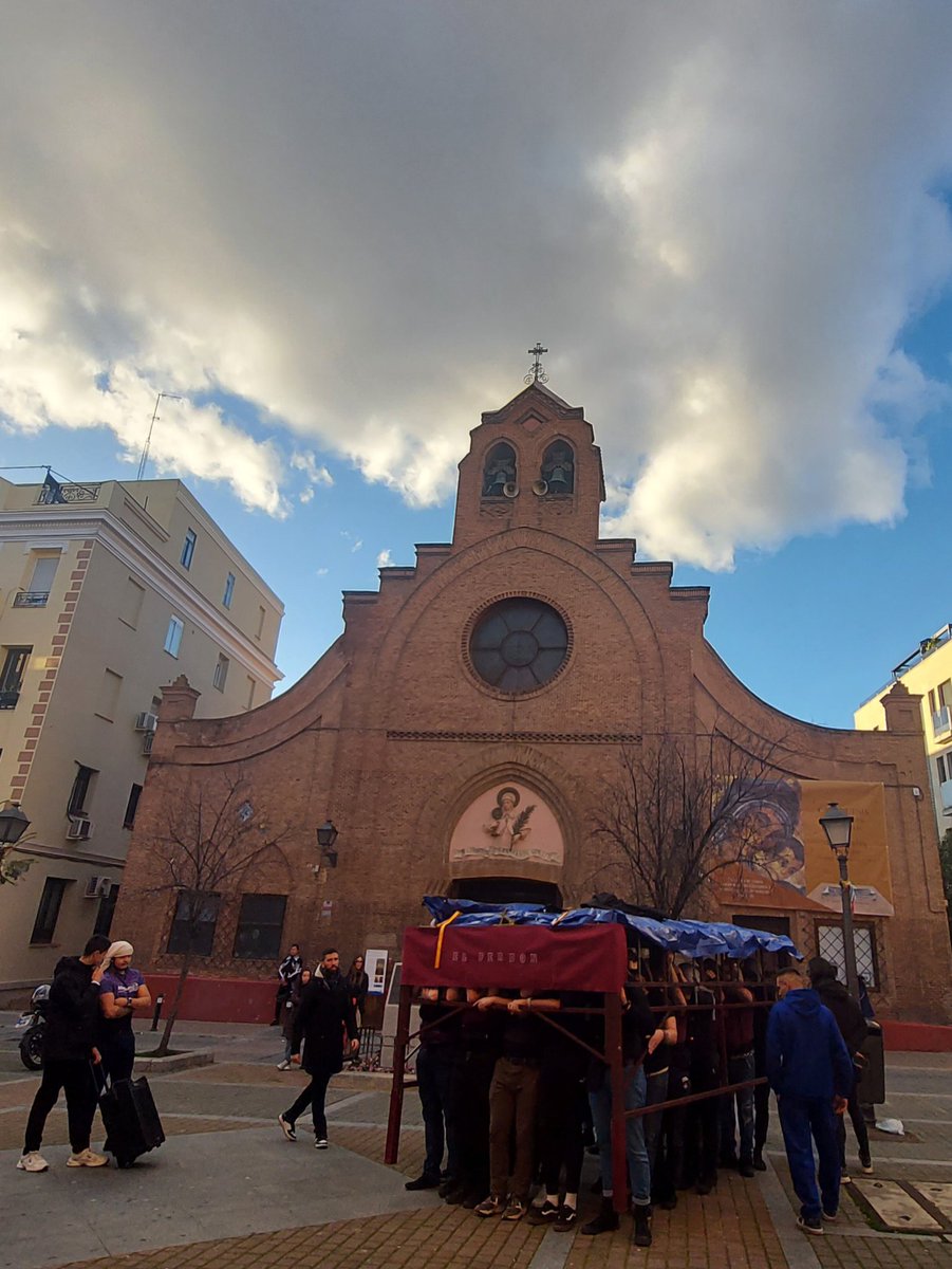HdadPerdonMad's tweet photo. 𝗘𝗡𝗦𝗔𝗬𝗢

Ayer por la tarde tuvo lugar el primer ensayo de la cuadrilla de costaleros de la Hermandad, con la mirada puesta en un nuevo Viernes de Dolores. Compartimos con vosotros algunos momentos.

#perdondevallecas #elperdon #cuaresma2026 #viernesdedolores2026 https://t.co/0Fl9UnVv9t