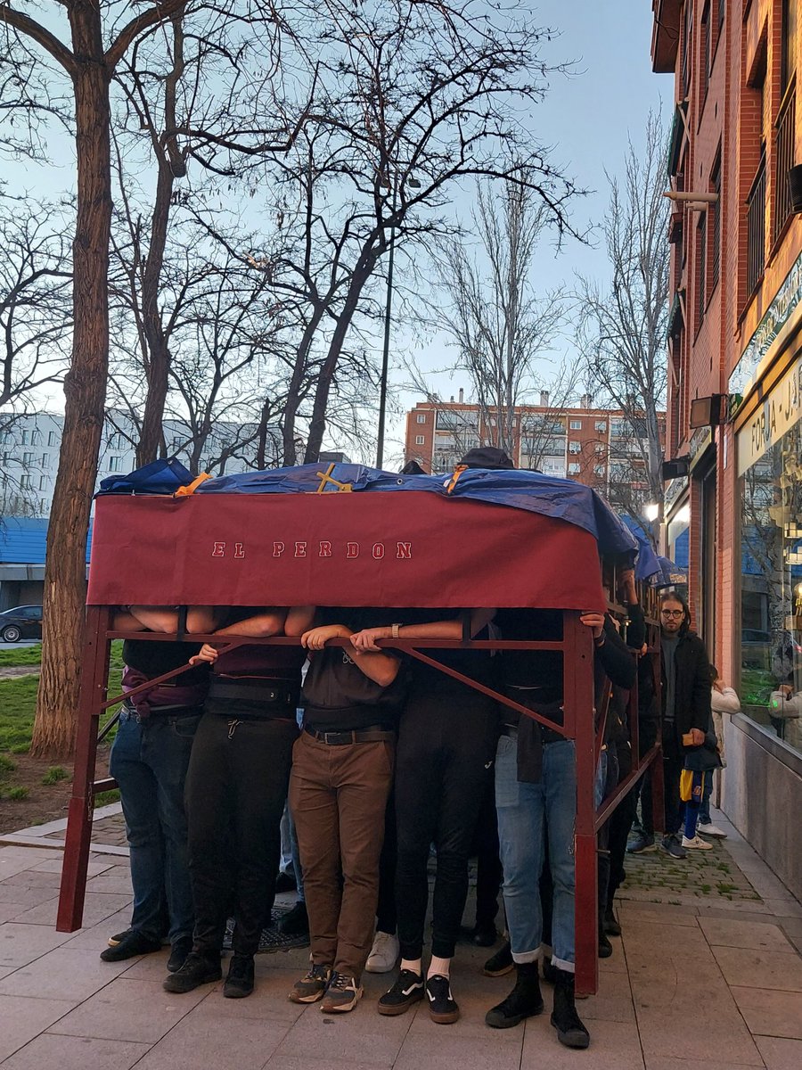 HdadPerdonMad's tweet photo. 𝗘𝗡𝗦𝗔𝗬𝗢

Ayer por la tarde tuvo lugar el primer ensayo de la cuadrilla de costaleros de la Hermandad, con la mirada puesta en un nuevo Viernes de Dolores. Compartimos con vosotros algunos momentos.

#perdondevallecas #elperdon #cuaresma2026 #viernesdedolores2026 https://t.co/0Fl9UnVv9t