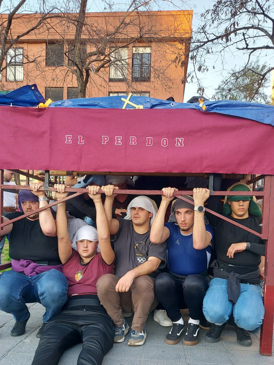 HdadPerdonMad's tweet photo. 𝗘𝗡𝗦𝗔𝗬𝗢

Ayer por la tarde tuvo lugar el primer ensayo de la cuadrilla de costaleros de la Hermandad, con la mirada puesta en un nuevo Viernes de Dolores. Compartimos con vosotros algunos momentos.

#perdondevallecas #elperdon #cuaresma2026 #viernesdedolores2026 https://t.co/0Fl9UnVv9t