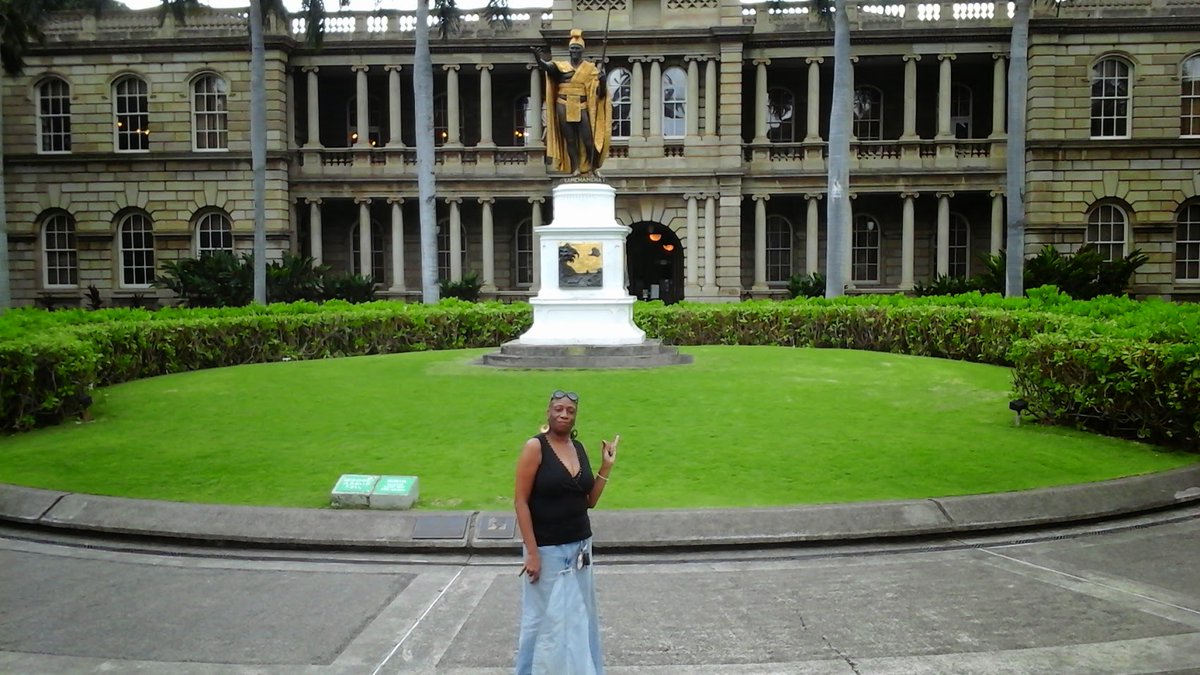 MarcAThompson4's tweet photo. Standing in front of the King Kamehamha https://t.co/Gyf7R1IVh1