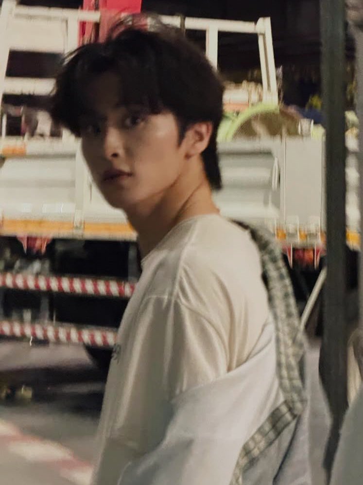 another foto buat ngibulin keluarga besar dan kerabat, soalnya siapa yg percaya foto idol belakangnya truk 🫰🏻