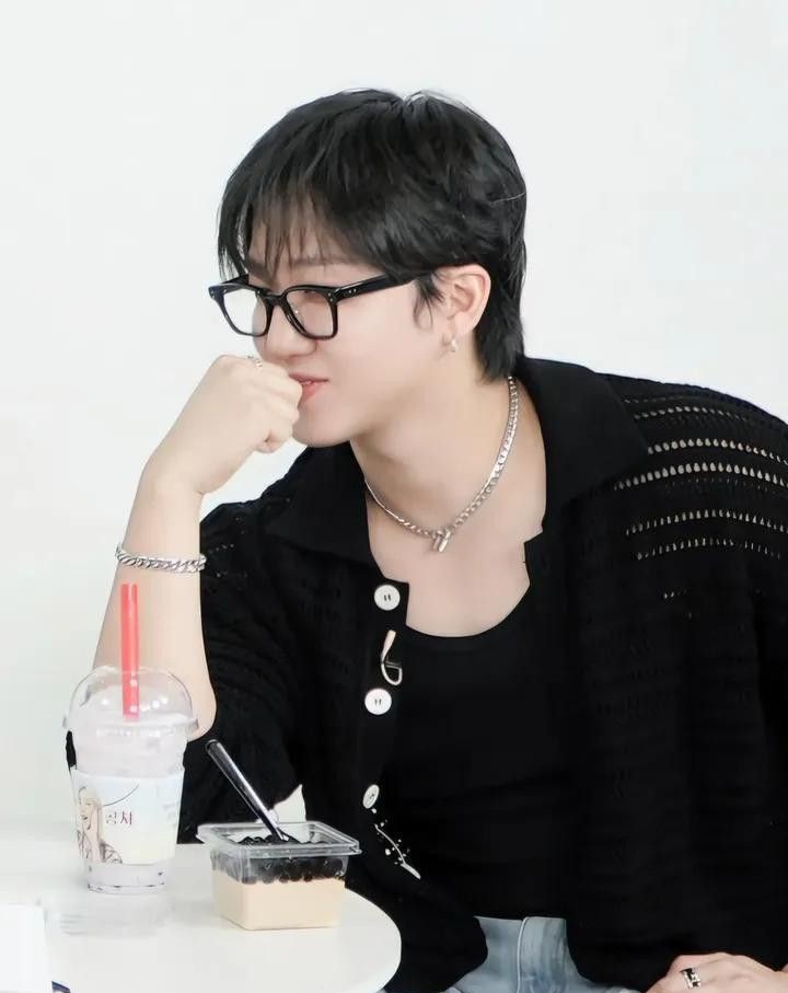 ㅤ
baru sempat rayain valentine bareng Bi, sebenernya cuman mau makan kue bareng tapi Bi kira ada yang ulang tahun udah dijelasin tapi tetep ngeyel, jadilah dia ambil topi ulang tahunnya kemaren dan nyanyi lagu selamat ulang tahun, ckck anakku.
ㅤ