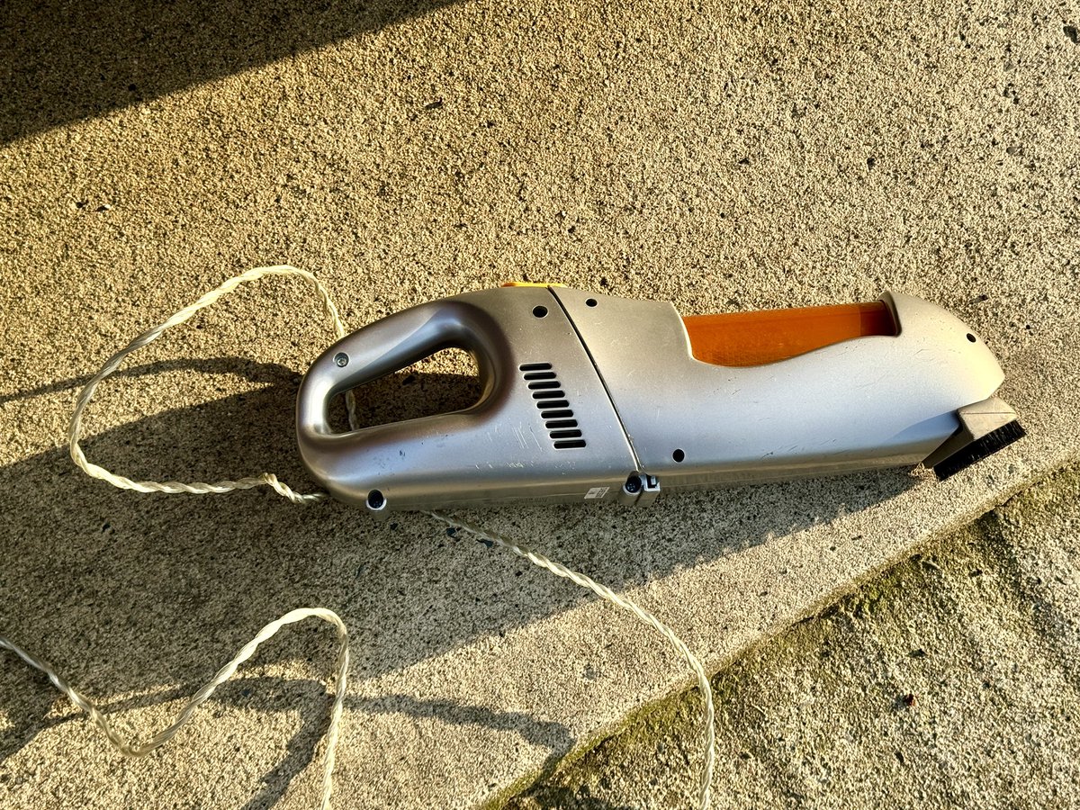 長い間愛用していた車用の掃除機が旅立って行ってしまった…