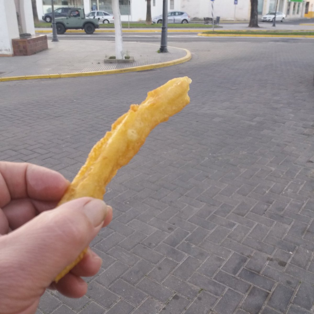 GarroboXXI's tweet photo. Soy de los que bajo a la calle a ver la maratón de Sevilla y comento "que mal corre ese" señalando con un churro.
#zurichmaratonsevilla26 https://t.co/UIIwvX9ldz