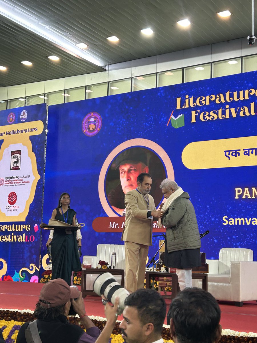 एक बग़ल में चाँद होगा | <a href="/itspiyushmishra/">Piyush Mishra</a> A lyrical evening where imagination blooms under moonlight.

#DULiteratureFest
#yehdeshaimera
#MinistryofEducation
#unityindiversity
#nationfirst

Keywords
LiteratureVibes
UniversityofDelhi
DUInWords
IndianLitLegacy
HigherEducationIndia