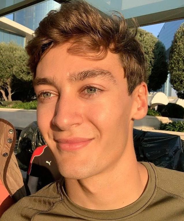 saintzyama's tweet image. ketemu foto ini di pinterest, dia cantik banget gasih…glowing, bersinar, mulus, rambutnya fluffy, alisnya tebel, bulu matanya lentik, mata birunya jernih, hidungnya mancung, senyumnya manis. SEMPURNA adalah satu kata yang mendeskripsikan george russell 🩵