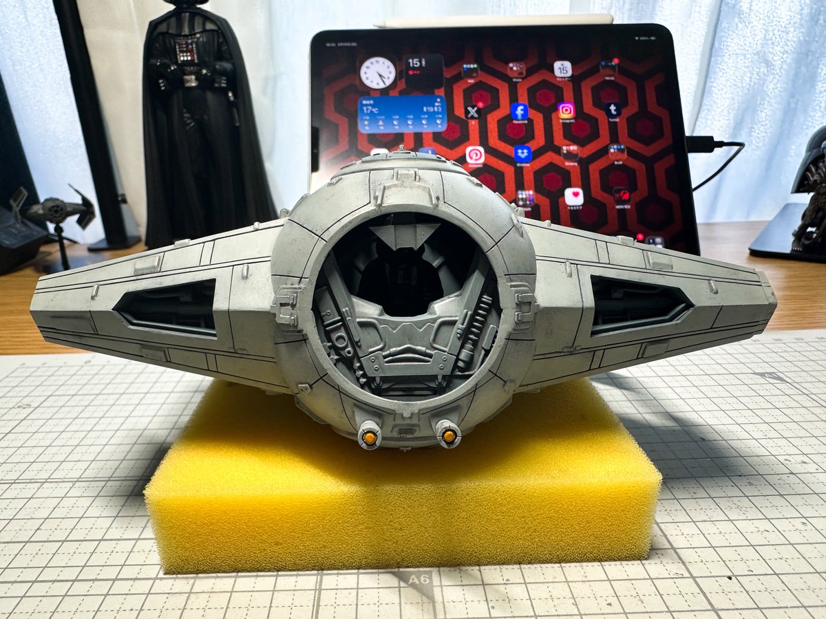 Ani_Kuzunishi's tweet photo. 機体の基本汚しが完了。プラ板でバックミラー（?）を追加し、後はこのまま一晩寝かして様子見。パネルラインを深目に彫ったので、墨入れしてもあまり変化がない感じ。相変わらず視界の悪いコクピットだなあと思いながら今日は終了。
#amt #TieAdvancedX1 #StarWars https://t.co/XmLw4B7Zt1