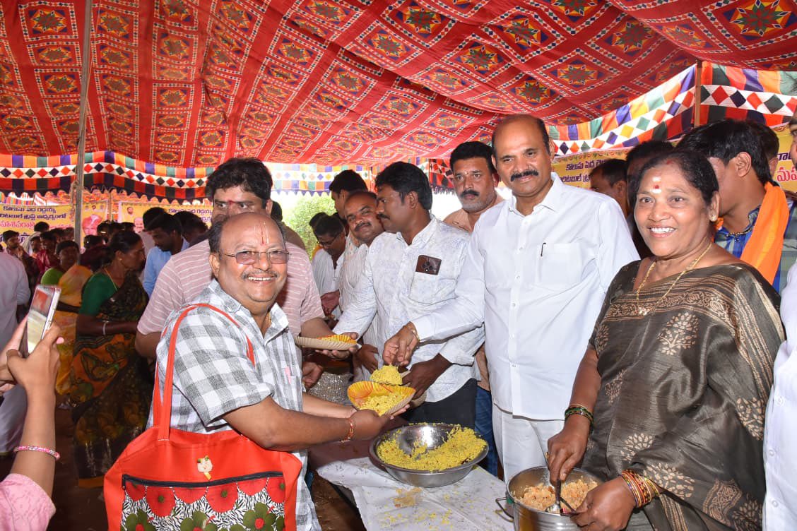 kpsarathyTDP's tweet photo. అనంతరం పార్థసారథి గారి తండ్రి కొలుసు పెదరెడ్డయ్య గారి పేరుతో నిర్వహిస్తున్న కొలుసు పెదరెడ్డయ్య చారిటబుల్ ట్రస్ట్ ఆధ్వర్యంలో ఏర్పాటు చేసిన చక్రపొంగలి, పులిహోర ప్రసాదాల పంపిణీ కార్యక్రమంలో పాల్గొన్నారు.
#KolusuParthasarathy #Nuzvid #Balive #ChandraBabuNaidu #PawanKalyan #TDP #NaraLokesh #AndhraPradesh #Janasena #KolusuNithinKrishna #MahaShivaratri