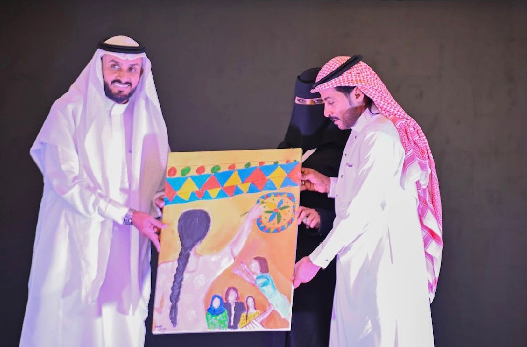fnoon2022's tweet photo. 📸 صور ||
جمال الفن يكتمل بالتقدير🎭🖌️
​نادي #فنون_جازان يهدي لوحة "ظل الجبل" لجمعية ضو للمسرح والفنون الأدائية في حفل ختام برامجها، والجمعية تُكرم إدارة النادي تقديراً لجهودهم وبصمتهم الفنية في إثراء المشهد الثقافي بالمنطقة. 

​#جازان_الآن
#ثقافة #فن https://t.co/bWmqOaPN0v