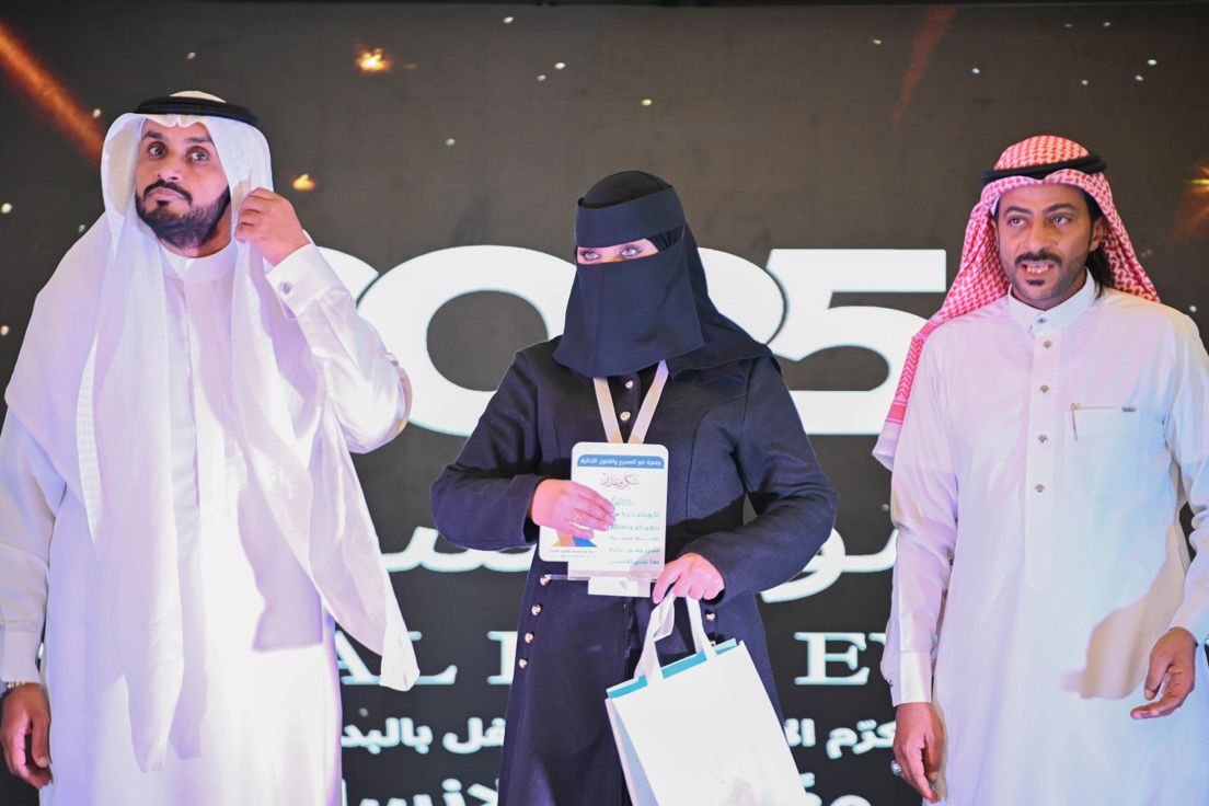 fnoon2022's tweet photo. 📸 صور ||
جمال الفن يكتمل بالتقدير🎭🖌️
​نادي #فنون_جازان يهدي لوحة "ظل الجبل" لجمعية ضو للمسرح والفنون الأدائية في حفل ختام برامجها، والجمعية تُكرم إدارة النادي تقديراً لجهودهم وبصمتهم الفنية في إثراء المشهد الثقافي بالمنطقة. 

​#جازان_الآن
#ثقافة #فن https://t.co/bWmqOaPN0v