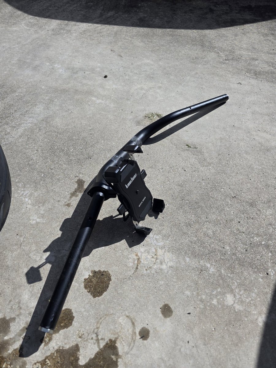 PonnkotuTypeB's tweet photo. 昨日バイク用品店に行き買ってきたもの!セパハン!
やはりセパハンしか勝たん!
付くかどうかは多少運要素もありましたが何とか付いたので良かったwww
#LEGEND150 #バイク #カスタム #ハンドル #セパハン https://t.co/mnvmqD5S32