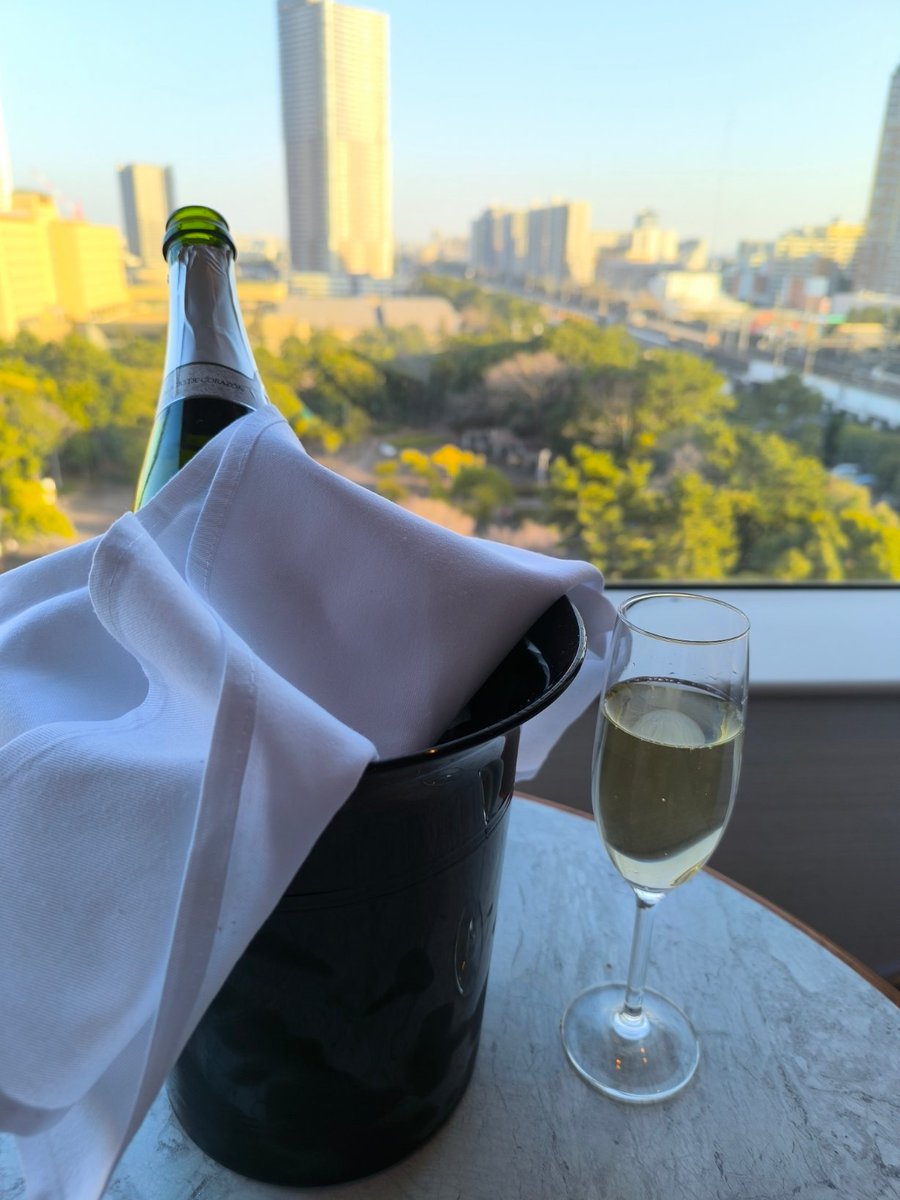 cyanya's tweet photo. ホテルスプリングス幕張プレミアで
ワイングラスとクーラーバケツをお借りしましたー。 https://t.co/dEjQZjDZPJ