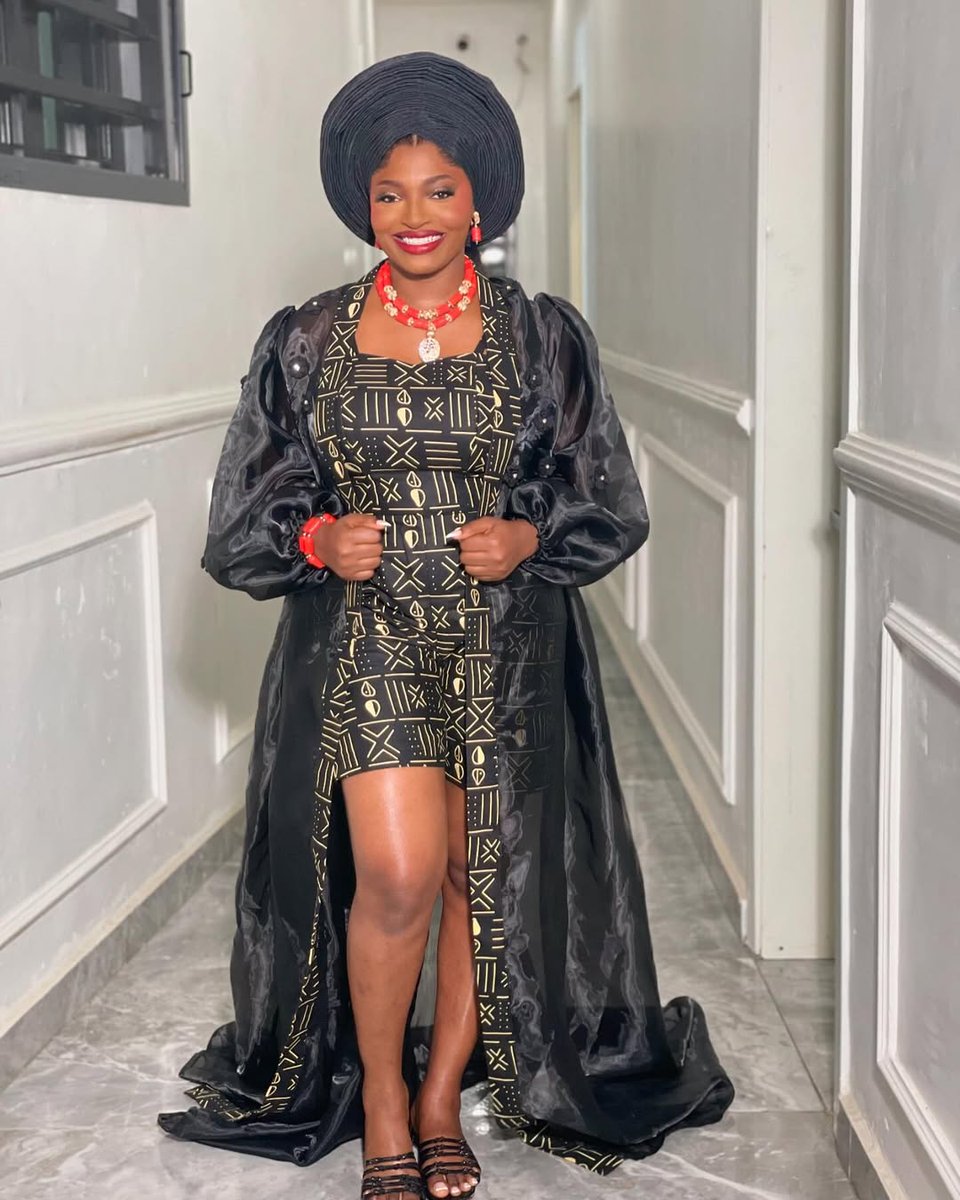 VickysCreates's tweet photo. Wrapped in Tradition! Made with Love!
Our bride traditional robe screams Omalicha. #igbotradition #weddingrobe https://t.co/enYg3ZhCO4