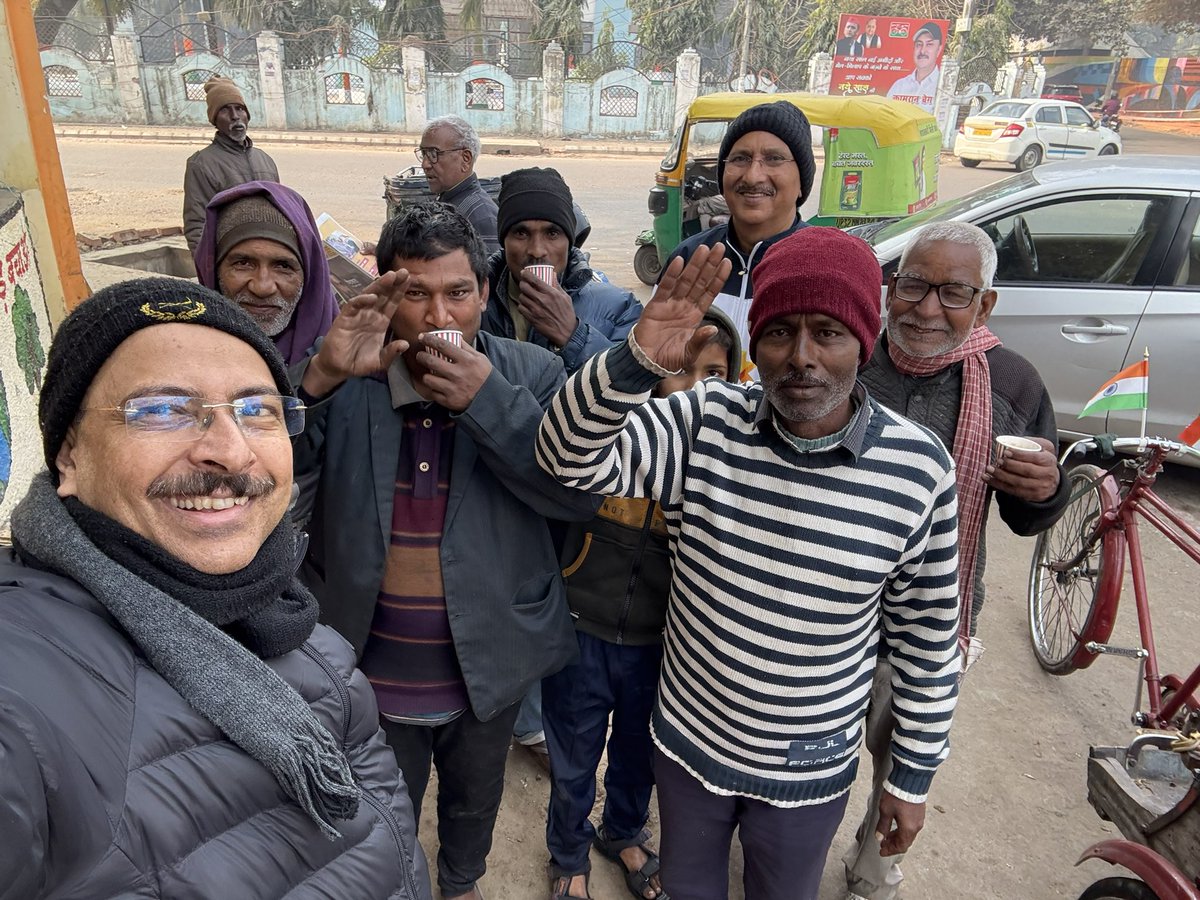 gyanu999's tweet photo. … तमाम आपाधापी के बीच रविवार की सुबह का एक हिस्सा मेरे लिए बेहद क़ीमती है। बीते एक वर्ष से सीएम आवास के नज़दीक के एक कोने पर रिक्शा चालकों-रेहड़ी वालों और कुछ निराश्रित लोगों संग चाय पर मुलाक़ात का आनंददायक सिलसिला जारी है। रूपेश, रामबाबू, शफीक, सोनू, छोटे और तमाम मेहनतकश साथी हफ्ते के आखिर में इंतजार करते मिलते हैं तो मन खिल उठता है। इनसे बातचीत में कुछ मुद्दे/चुनौतियाँ पता चली हैं। आधार कार्ड है कईयों के  पास पर आयुष्मान या अन्य सरकारी योजनाओं की जानकारी नहीं है। लिहाजा इलाज के लिए भटकते हैं, गंभीर चोटों का समय पर इलाज नहीं मिलने से कई स्थायी तौर से विकलांग हो गए हैं। 
जो साथी इनके आयुष्मान कार्ड बनवाने में सहयोग कर सकें या दूसरी सरकारी योजनाओं का जानकारी दिलवा सकें कृपया अवश्य संपर्क करें। आपके उदार सहयोग से किसी एक का भी भला हो सका तो ये हम सबके लिए उपलब्धि होगी🙏🙏🙏