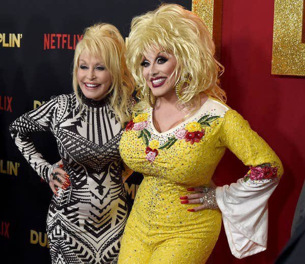 Indie5051's tweet image. Dolly Parton participó anónimamente en un concurso de dobles de Dolly Parton en Los Ángeles. Perdió contra una drag queen.