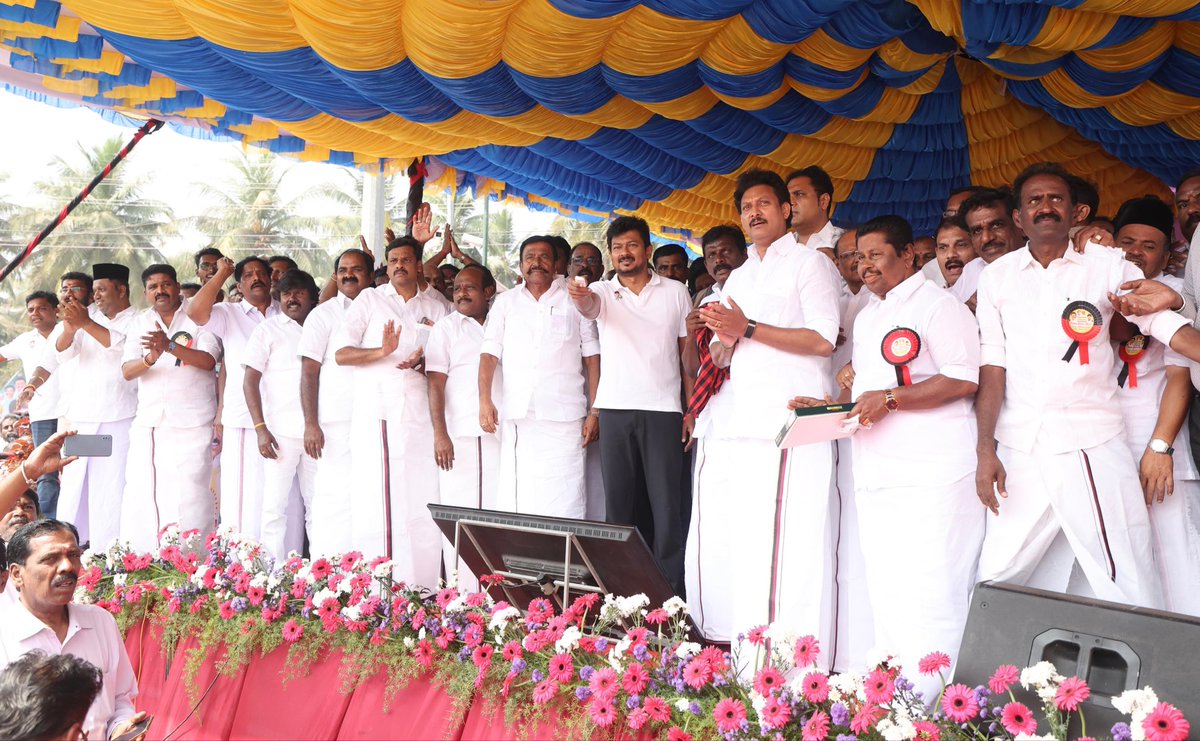 Udhaystalin's tweet photo. ஆதிக்கவாதிகள் கையில் இருந்த அதிகாரத்தை சாமானிய மக்களிடம் சேர்த்த பேரறிஞர் அண்ணா, நவீன தமிழ்நாட்டை உருவாக்கிய முத்தமிழறிஞர் கலைஞர் ஆகியோரின் திருவுருவச்சிலைகளை தஞ்சாவூர் மாவட்டம் பட்டுக்கோட்டை ஆலடிக்குமுளை பகுதியில் கழக நிர்வாகிகள் - உடன்பிறப்புகள் - பொதுமக்கள் உணர்ச்சி முழக்கங்களுக்கிடையே இன்று திறந்து வைத்தோம்.

தமிழ்நாட்டிற்குள் புறவாசல் வழியாக நுழைய முயற்சிக்கும் பாசிஸ்ட்டுகளையும் -  அவர்களை தோள் மேல் சுமந்து வரும் அடிமைகளையும் வீழ்த்தி, 

மாண்புமிகு முதலமைச்சர் @mkstalin அவர்கள் தலைமையில், திராவிட மாடல் 2.0 அமைக்க அண்ணா - கலைஞர் சிலைகள் முன்பாக உறுதியேற்போம் என உரையாற்றினோம்.

பேரறிஞர் அண்ணா - முத்தமிழ் அறிஞர் கலைஞர் அவர்களின் புகழ் ஓங்கட்டும்! @KN_NEHRU @regupathymla @Anbil_Mahesh @TRBRajaa @Govichezhian @SSP_MANICKAM #Palanivel @Murasoli_tnj @annadurai_pkt @peraiashok