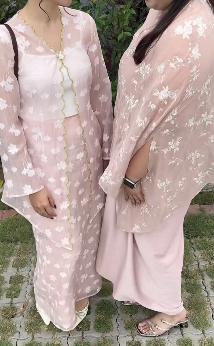 Baju ni is giving “gadis aaaayu lesung pipit di pipi, ayu senyummu menawan” 🩷🌸✨