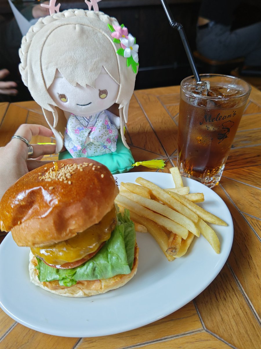 pho_create's tweet image. ナギサ、ハンバーガーだよ