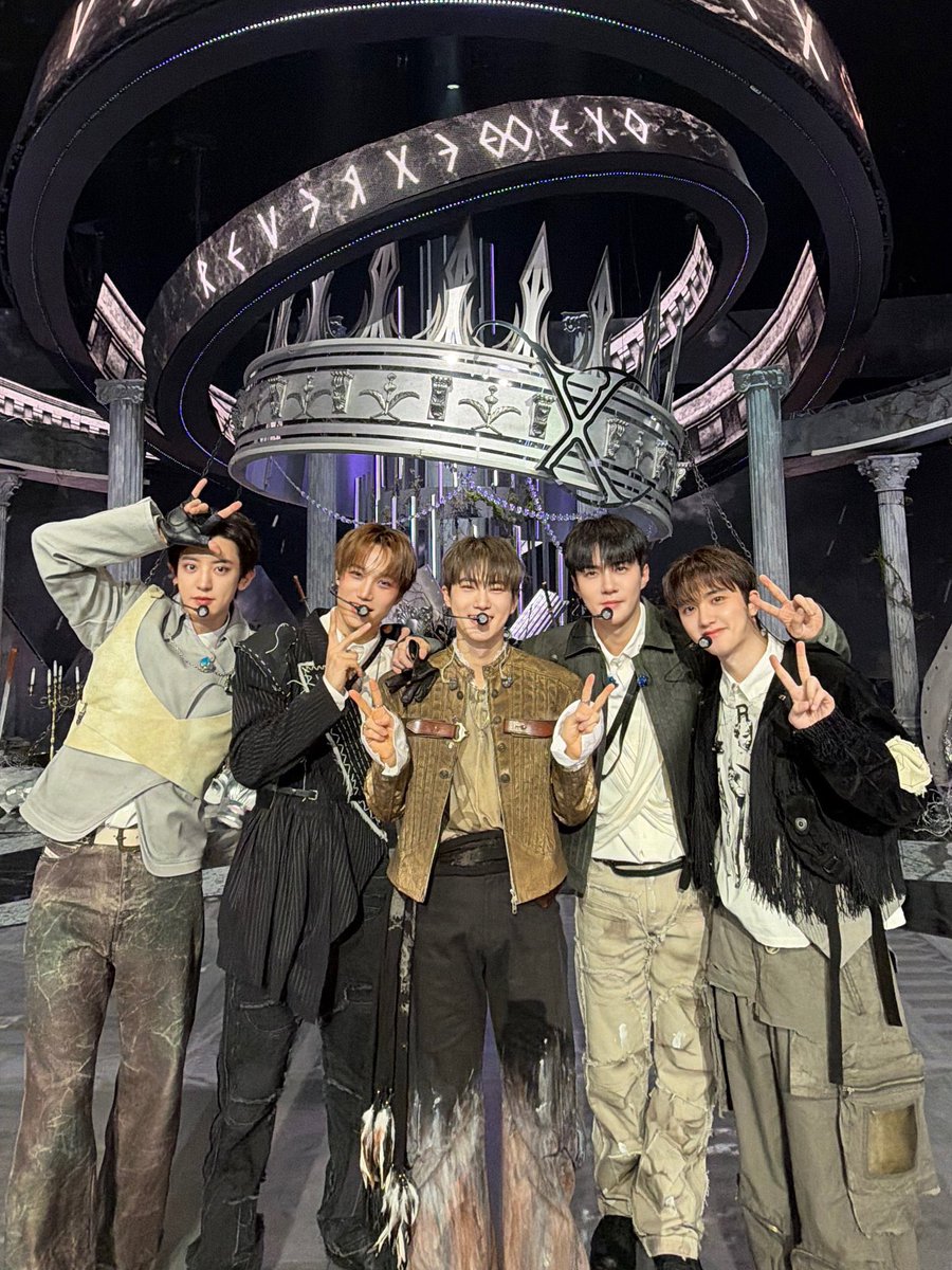 miyaong524's tweet photo. 준면오빠가 단체사진에서 처음으로 안 웃고 계셔요 https://t.co/Xq9Vvkynev