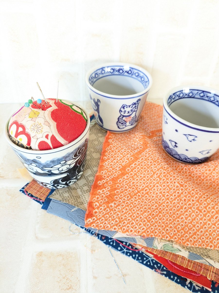 ワークショップ、その3。
着物布を使ったそば猪口の針山。
作業時間30分かからないかも😚
限定6個。
参加費2000円です(お茶菓子つき)
全てご用意しますが、使いたい布があったらご持参下さいね。
会期中いつでもどうぞ！
無くなり次第終了です。
(予約はDMで)

 #あやねこや個展 
 #ワークショップ