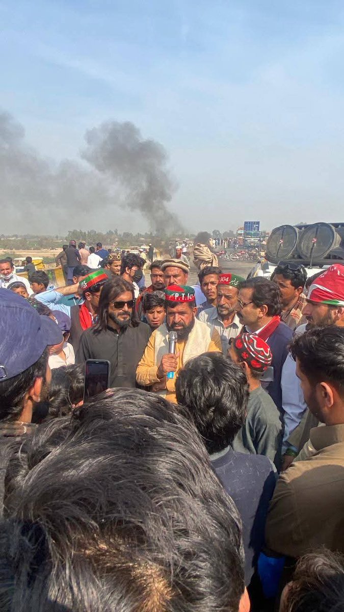 ahmad__bobak's tweet photo. انڈس ہائی وے کو تحصیل پروا میں تحریک انصاف کے کارکنان نے ہر قسم کی ٹریفک کے لیے بند کر دیا https://t.co/2s3ChbGNbr