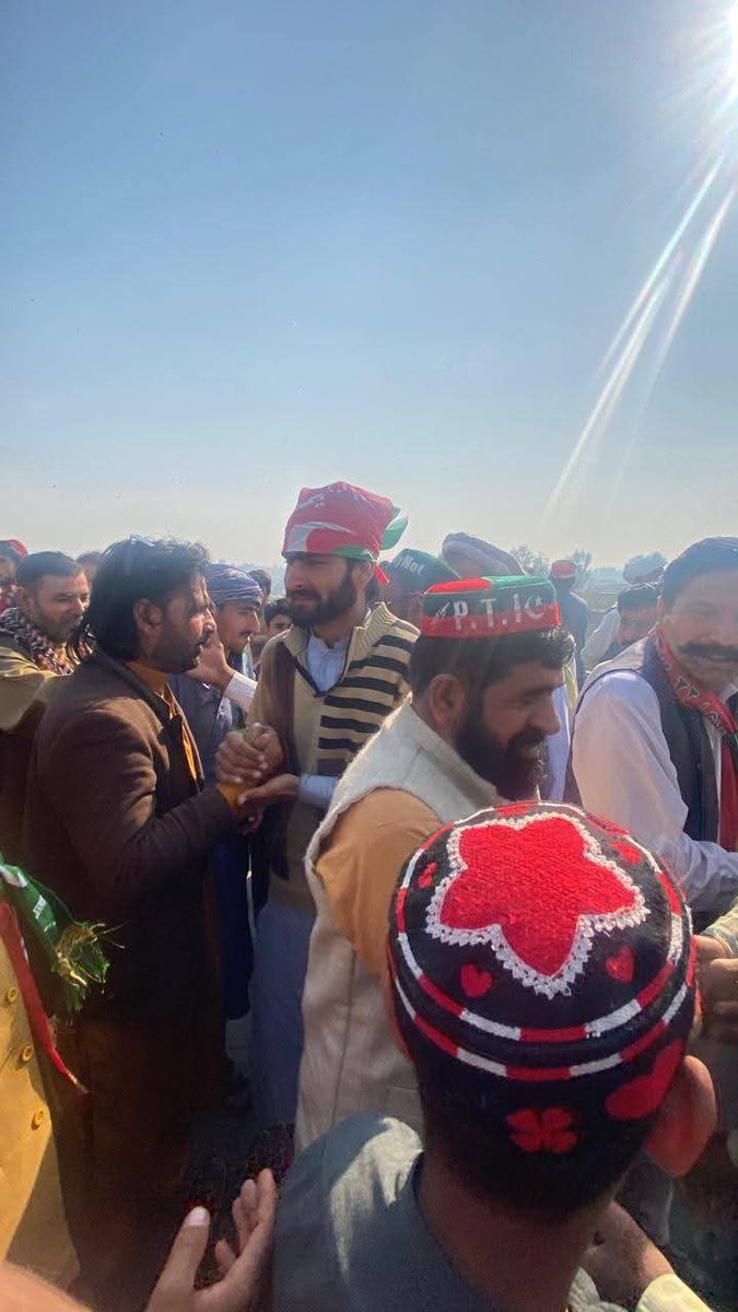 ahmad__bobak's tweet photo. انڈس ہائی وے کو تحصیل پروا میں تحریک انصاف کے کارکنان نے ہر قسم کی ٹریفک کے لیے بند کر دیا https://t.co/2s3ChbGNbr