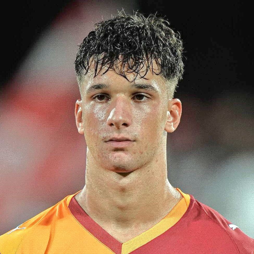 Günlerdir Haluk Yürekli, Uğur Karakullukçu ve diğer sözde Galatasaraylı yorumcular; 

18 yaşındaki bir genci ve babası Hakan Balta’yı sırf geleceğine sahip çıktıkları ve kendilerine hak ettikleri değeri veren Fenerbahçe ile anlaştıkları için linç ediyor, kamuoyunun önüne atıyor…