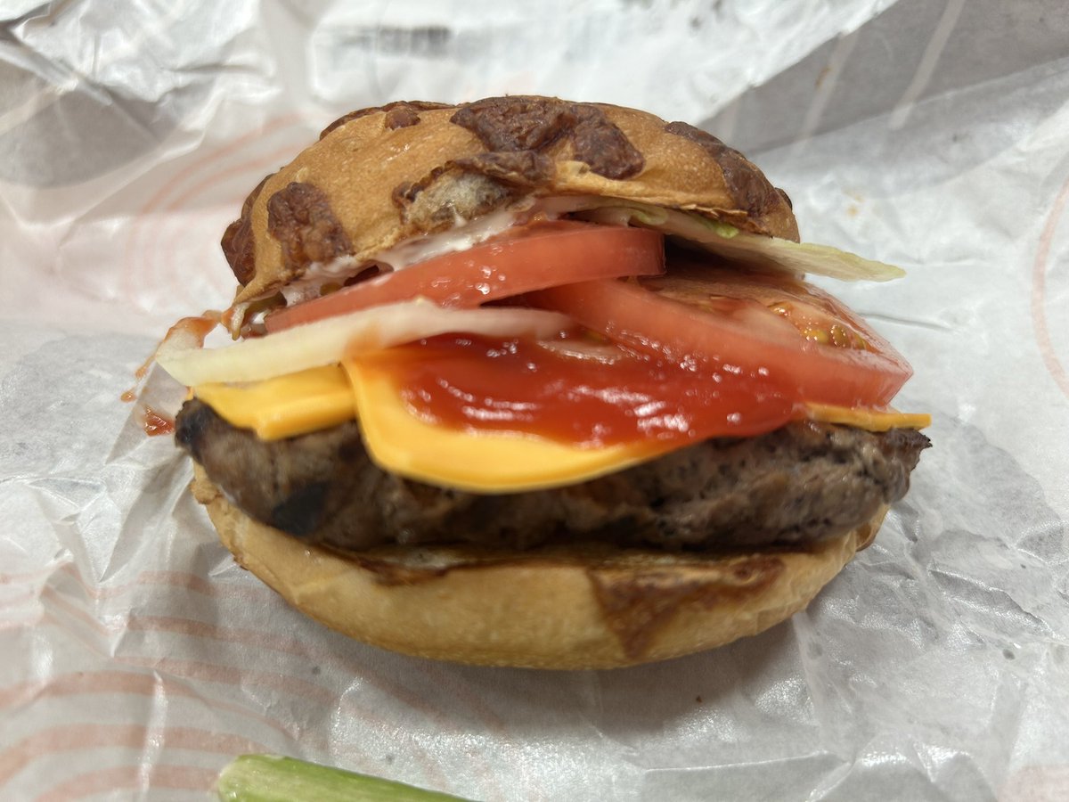 maa_SGI's tweet photo. 友達とカラオケ行ったあとバーガーキング食べてきた🍔
肉の味濃くて美味しかったな https://t.co/FqwrfMJy1i