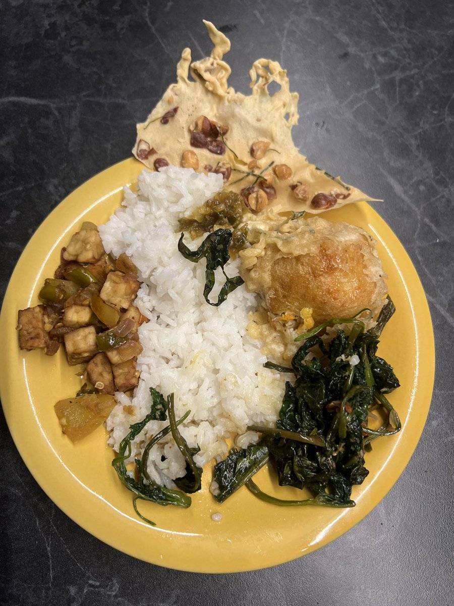 Mewah banget makan malamku: nasi hangat, enthung-enthung tempe, tumis kangkung, sambel cabe hijau, tahu isi dan peyek.