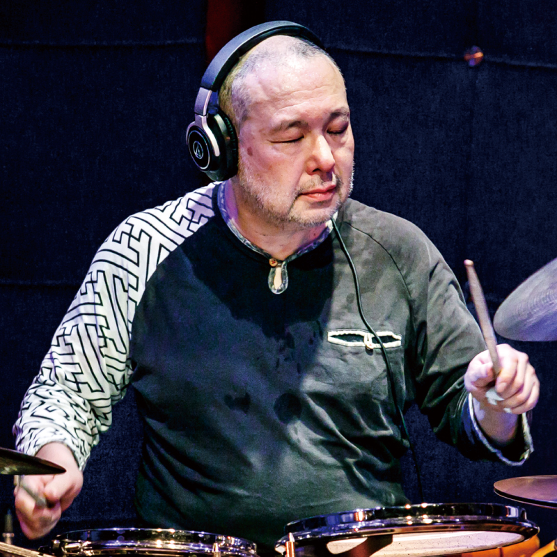 岡部洋一（Percussion）
早稲田大学在学中からプロ活動を開始。歌謡曲のバックや、ブラジル音楽、ジャズなど幅広く演奏する。
濱瀬からの絶大な信頼を受け、LIVE活動に欠かせない存在。
濱瀬元彦LIVE at JzBrat vol.6は、2026年2月17日（火）。
〈ご予約〉
jzbrat.com/liveinfo/2026/…