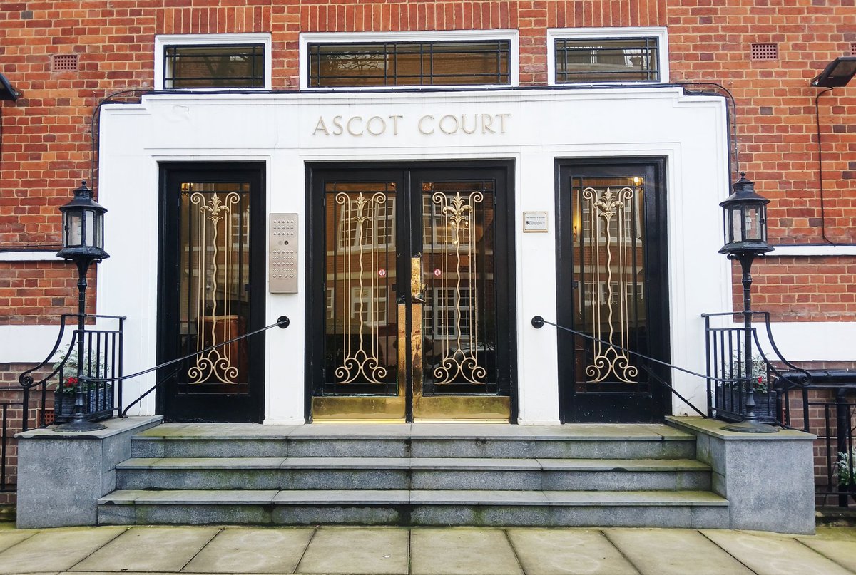 DoorsNo3828's tweet image. #Nocontextdoors not a fan of that #London . .much to busy 🥴
But to see this classy well-balanced....
Bona Portal  😁 it was a joy 
#StJohnsWood
#dailydoor #doors