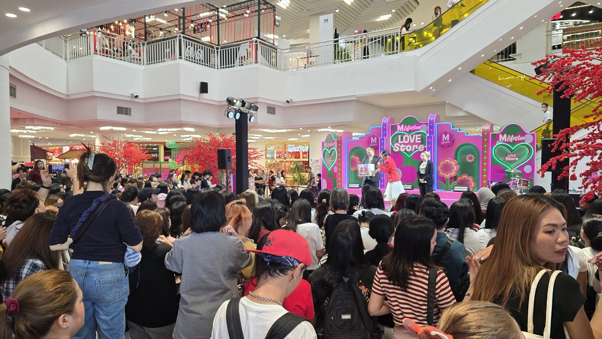 พร้อมรอเจอน้องกลัฟแล้วค่า

GULF HAPPY V DAY AT THE MALL BANGKAE
#GULFxTHEMALLLOVESTORE2026