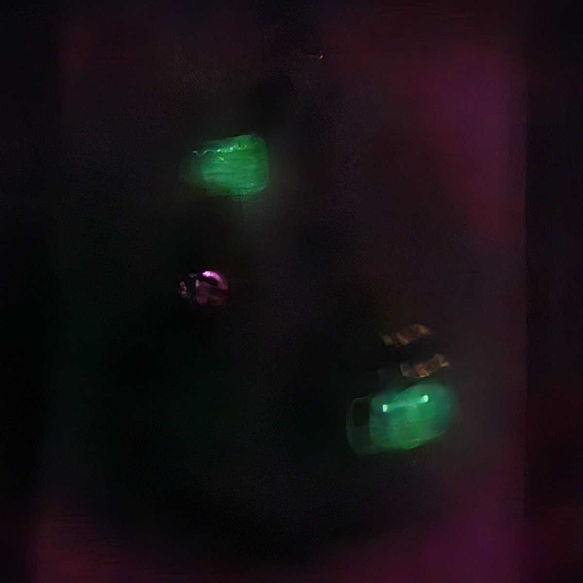 메탈참이 야광이라는 소식 듣고 집오자마자 확인!!!!!! 투명하트가 야광이네>< 넘이뻐🌟