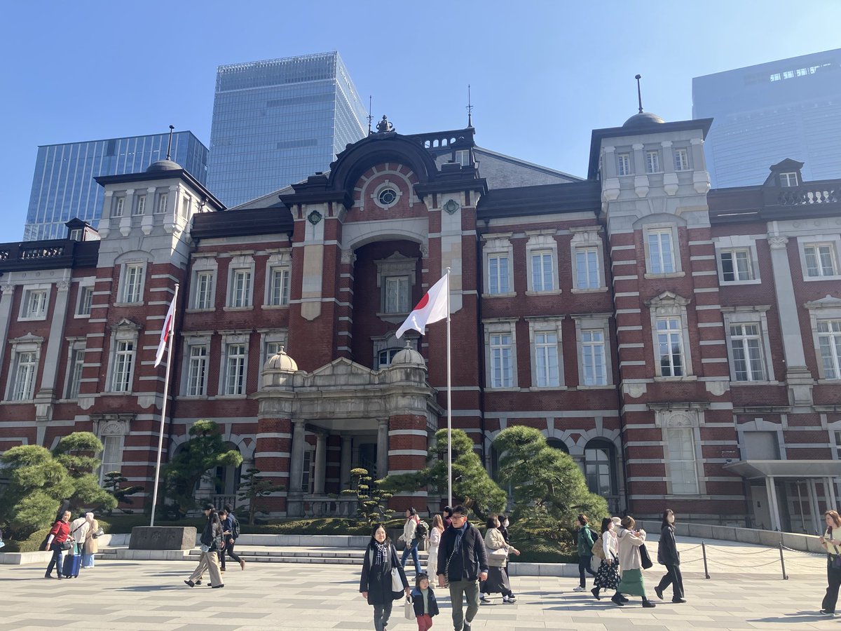 smallforest5884's tweet photo. ダウンは脱いでコートで来たけど暑い💦
徒歩で靖国神社参拝と武道館まで♪
東京駅も行って午前中は観光気分(苦笑)
ちゃんと会議にも出席してましたよ🤗
帰りは京急で空港まで✈️
#靖国神社⛩️ 
#日本武道館 
#東京駅 
#羽田空港第２ターミナル https://t.co/ATdeOk57IY