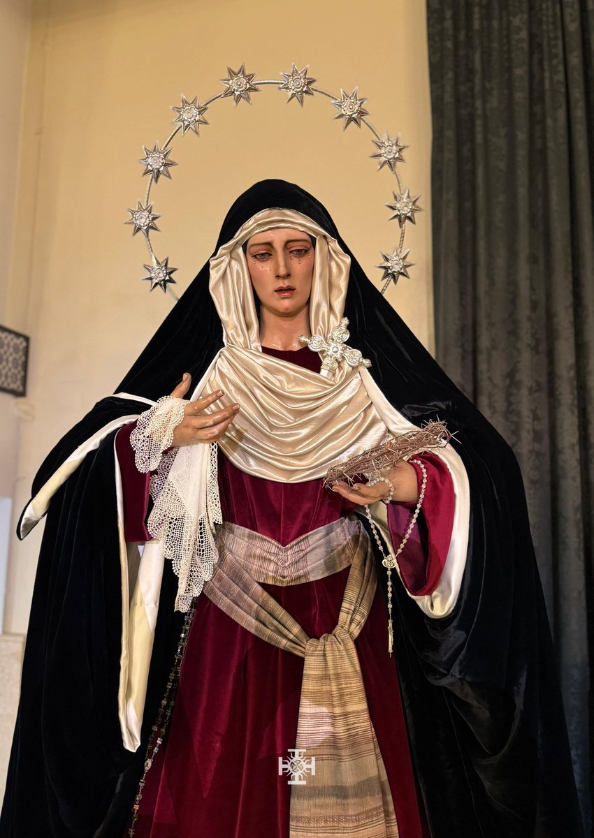 Preside el altar Jesús de la Caridad; a su lado, María Santísima del Rosario en sus Misterios Dolorosos y San Juan Evangelista, conformando la sagrada escena que centra nuestra devoción, donde permanecen en estos días previos al inicio de la Cuaresma.

Iglesia