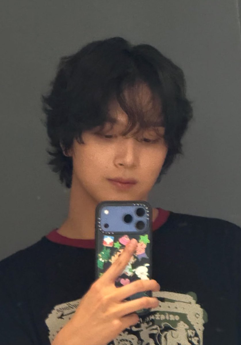 Post photo Mark di first slide, lanjut Haechan sendiri di terakhir. Seolah kasih tau dunia, kalau mereka sudah officially dating. Gua buatin juga narasi lu berdua, date night sampai ciuman.