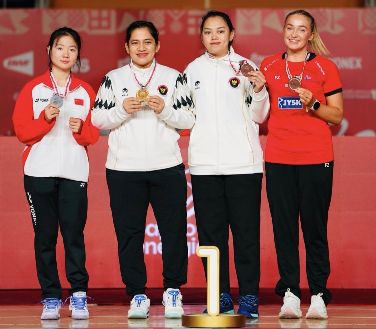BadmintonTalk's tweet photo. Tim Indonesia berhasil meraih 2 emas, 2 perak, dan 3 perunggu dalam BWF #Parabadminton World Championships 2026 di Bahrain!

Selamat kepada para peraih medali!

Medali Emas:
🥇Leani Ratri Oktila (WS SL4)
🥇Hikmat Ramdani/Leani Ratri Oktila (XD SL3-SU5)

📷:@zongyenyen

#PBWC2026 #Bahrain2026