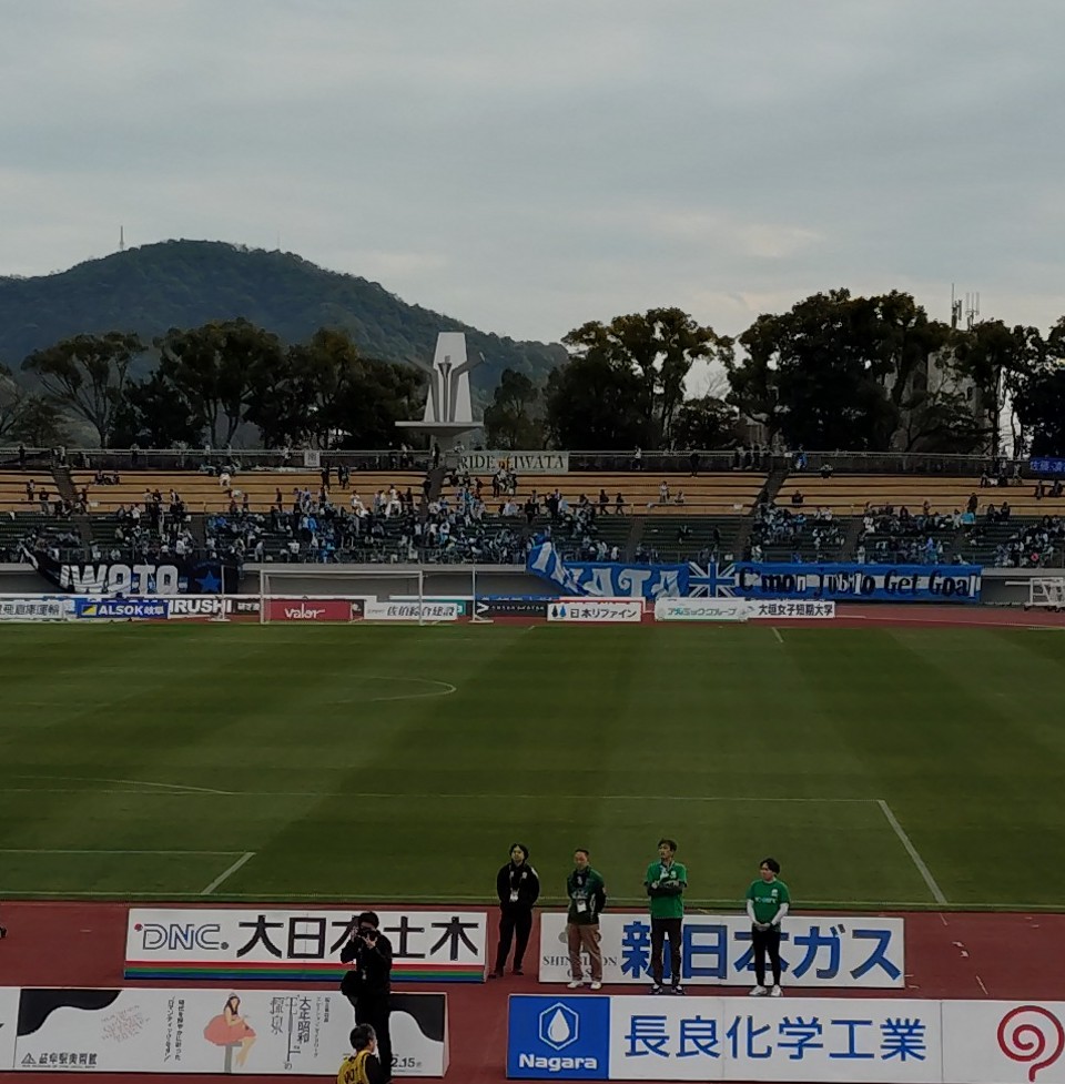 試合後、スタッフさんと岐阜車体の社長さん達がゴール裏まで来られてた。今シーズンの勝ち試合全てなのかは分からないけど、スポンサーさんとゴール裏と一緒に勝ちを喜びあえるなら、最高な事だと思う。
次の勝ち試合も一緒に喜びあいたい

#FC岐阜