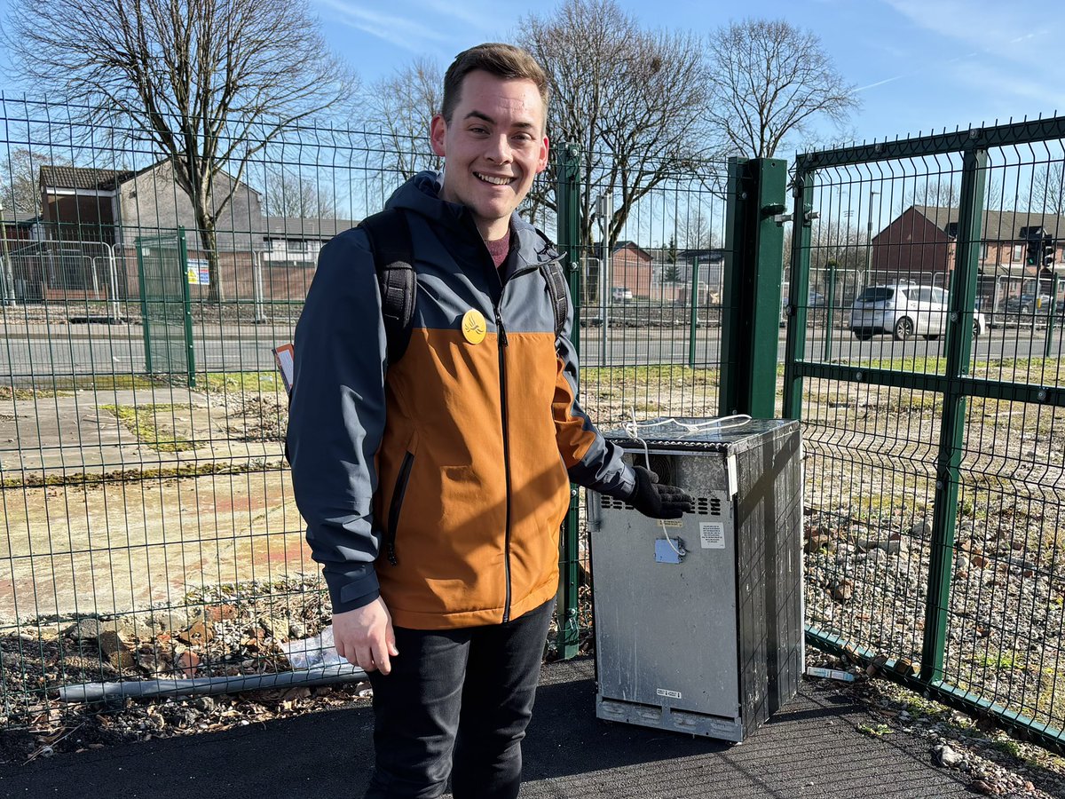 10am start. Five hours. One hat. Two gloves. A slightly dramatic pinched nerve. Thousands of leaflets later… A lovely way to share the love this Valentine’s weekend 💛

Yesterday we were out across Beswick delivering our latest newsletter and chatting about and reporting issues.