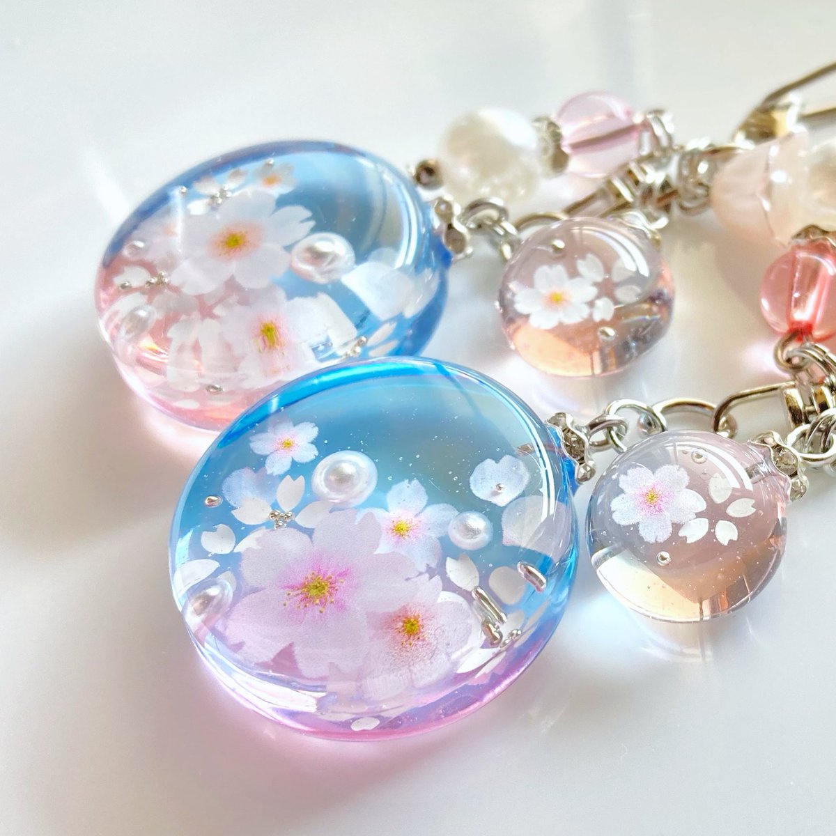 新しいデザインの桜バッグチャームできました✨️ 透き通った水色
