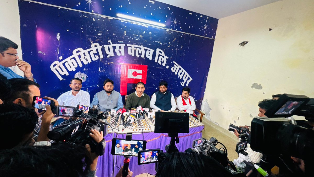 उदयपुर शहर में खुद को मुख्यमंत्री भजनालाल शर्मा का रिश्तेदार बताने वाले हेमंत पंचोरी नामक व्यक्ति द्वारा एक आदिवासी समुदाय के परिवार को 6 दिन तक बंधक बनाकर जमीन हड़पने के प्रकरण, पेपर लीक एवं TAD में हो रहे भ्रष्टाचार को लेकर राजधानी जयपुर में प्रेस वार्ता की गई।