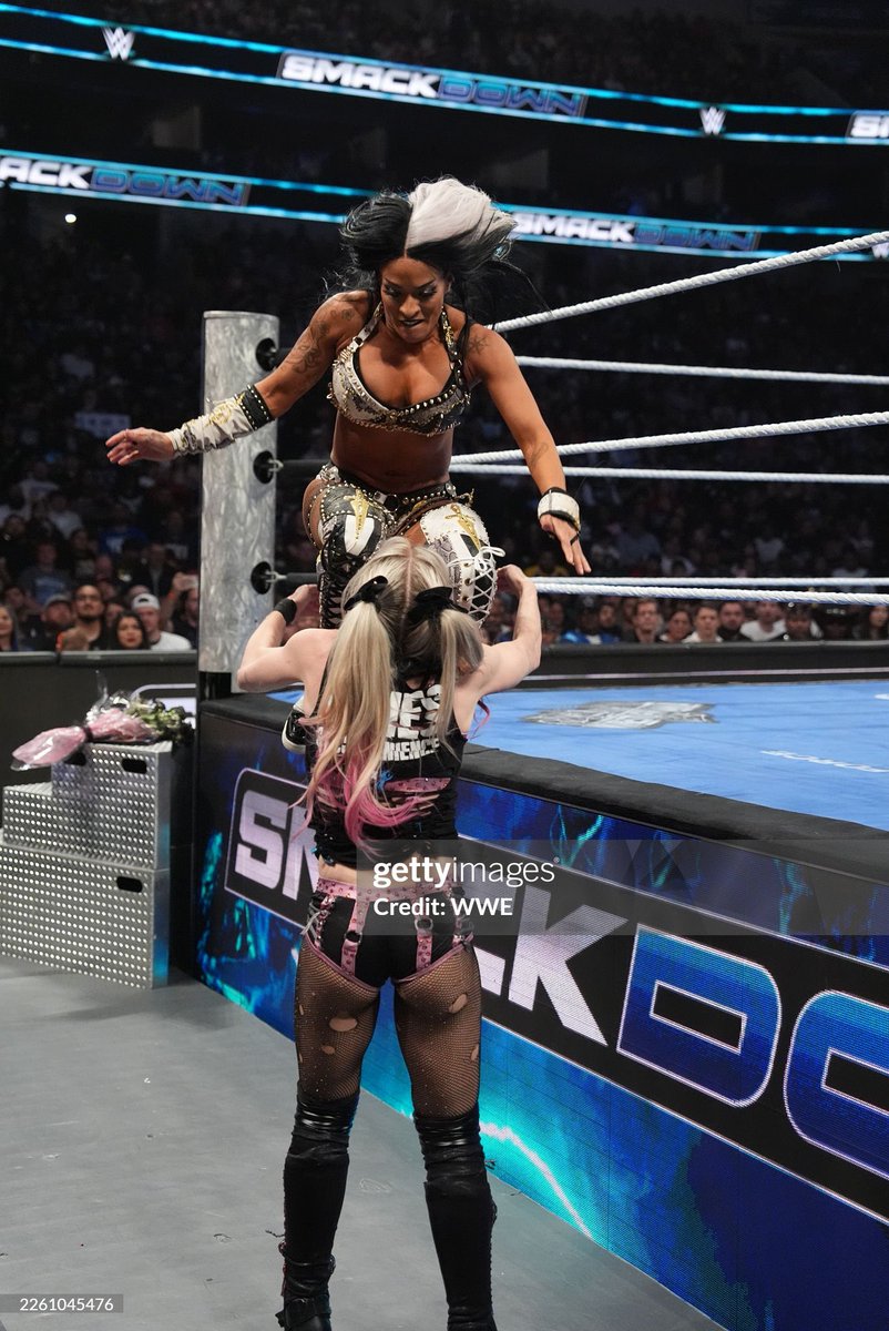 Ass so big, it ripped my tights 😏